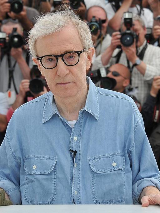 Der Regisseur Woody Allen bei den Filmfestspielen in Cannes, vor eine Gruppe von Pressefotografen