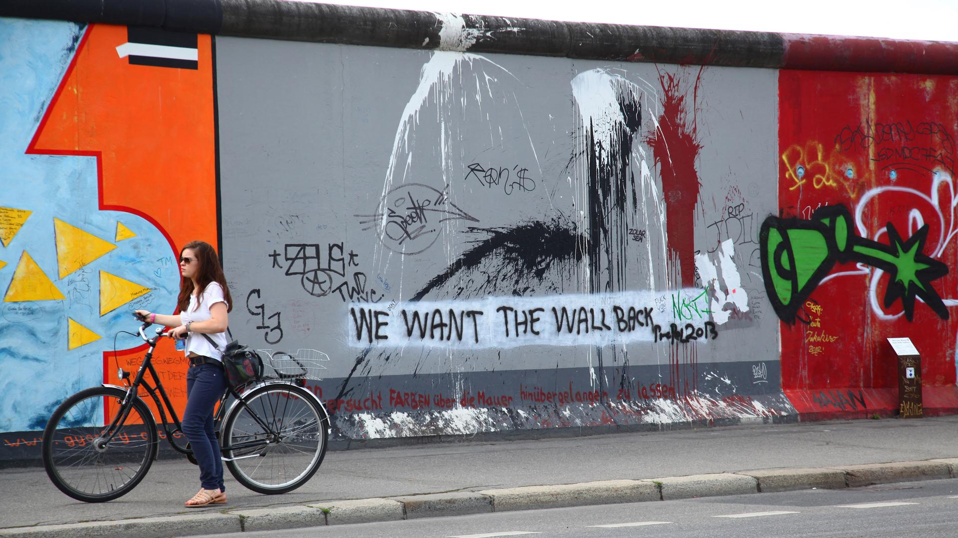 "We want the Wall back" ("Wir wollen die Mauer zurück"), haben Unbekannte an der East Side Gallery auf ein Wandbild gesprüht. "We want the Wall back" ("Wir wollen die Mauer zurück"), haben Unbekannte an der East Side Gallery auf ein Wandbild gesprüht.