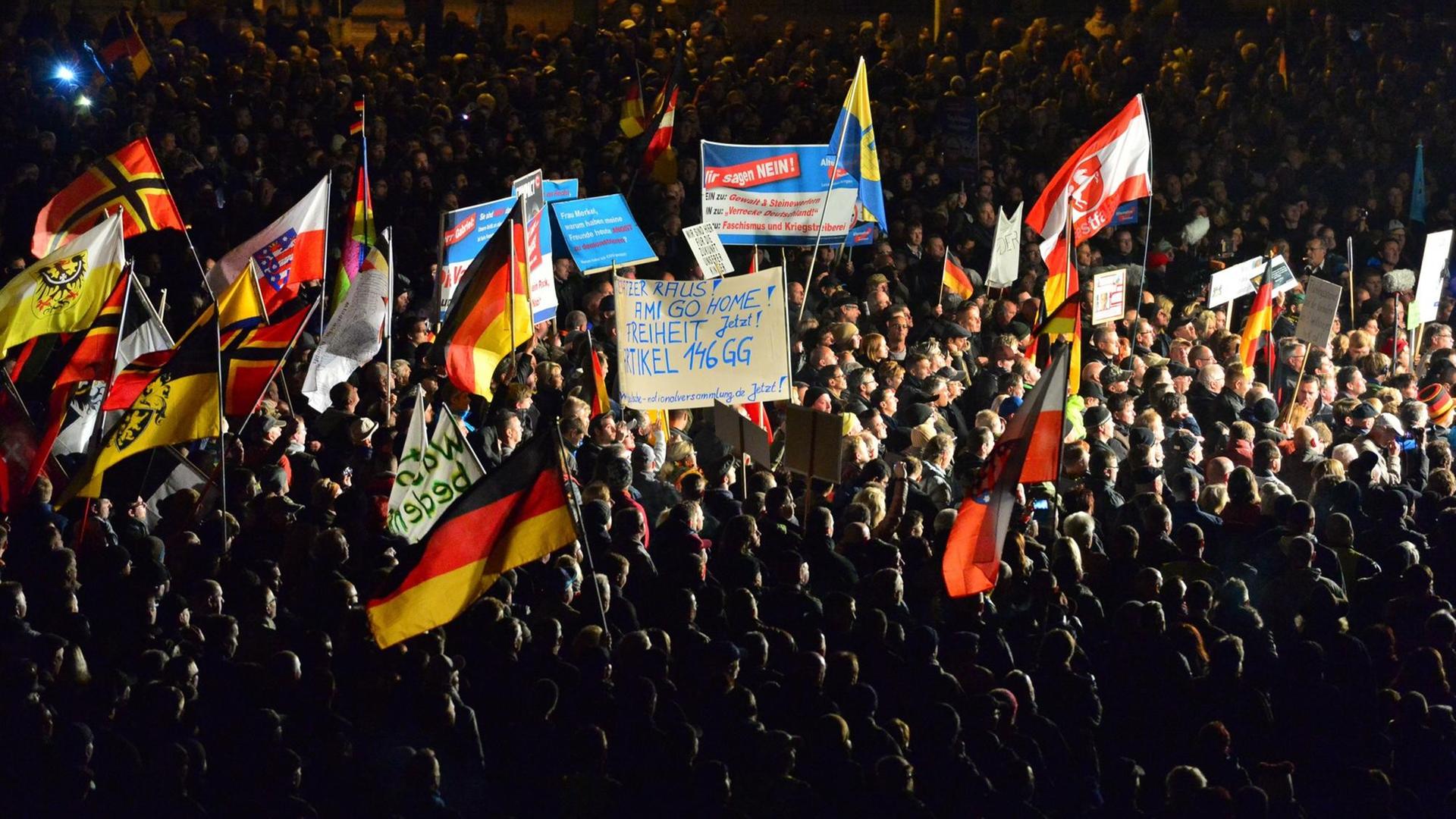 Teilnehmer einer Kundgebung der "Alternative für Deutschland" (AfD) in Erfurt. Teilnehmer einer Kundgebung der "Alternative für Deutschland" (AfD) in Erfurt.