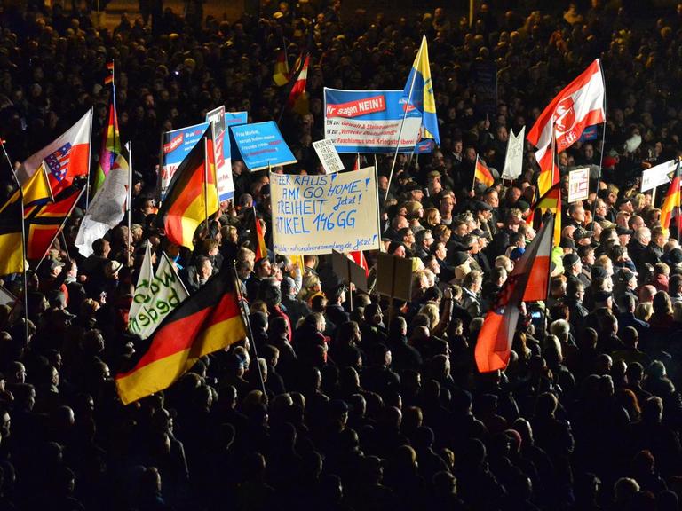 Teilnehmer einer Kundgebung der "Alternative für Deutschland" (AfD) in Erfurt.