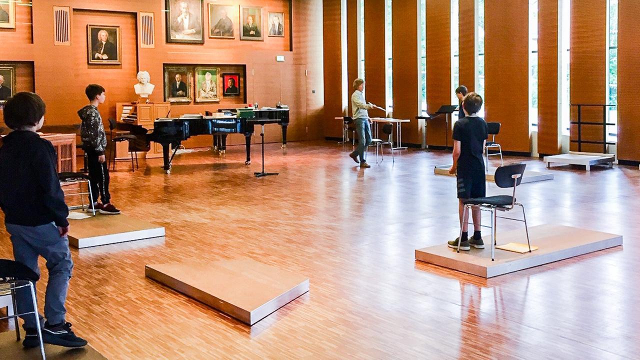 Gesangsprobe in einer Raum des Alumnats, dem Haus der Thomaner in Leipzig. Gesangsprobe in einer Raum des Alumnats, dem Haus der Thomaner in Leipzig.