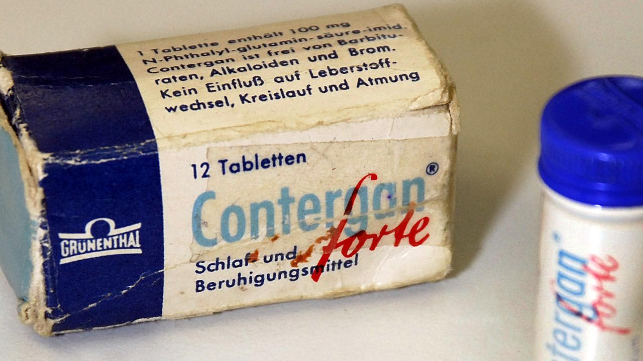 Eine Originalpackung des Medikamentes Contergan am 13.11.2007 in Ulm. Durch das Schlafmittel Contergan des Pharmaherstellers Grünenthal kam es in den fünfizger und sechziger Jahren zu Missbildungen bei Neugeborenen. Eine Originalpackung des Medikamentes Contergan am 13.11.2007 in Ulm. Durch das Schlafmittel Contergan des Pharmaherstellers Grünenthal kam es in den fünfizger und sechziger Jahren zu Missbildungen bei Neugeborenen.