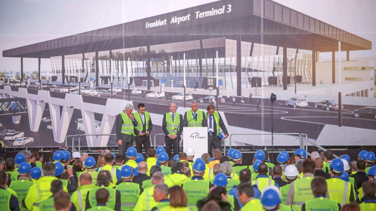 Der erste Spatenstich für das neue Terminal "T3" in Frankfurt am Main. Der erste Spatenstich für das neue Terminal "T3" in Frankfurt am Main.