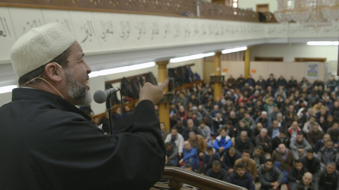 Die Moschee, in der Mohamed Taha Sabri tätig ist, wird vom Verfassungsschutz beobachtet - Filmstill aus "Inschallah". Die Moschee, in der Mohamed Taha Sabri tätig ist, wird vom Verfassungsschutz beobachtet - Filmstill aus "Inschallah".