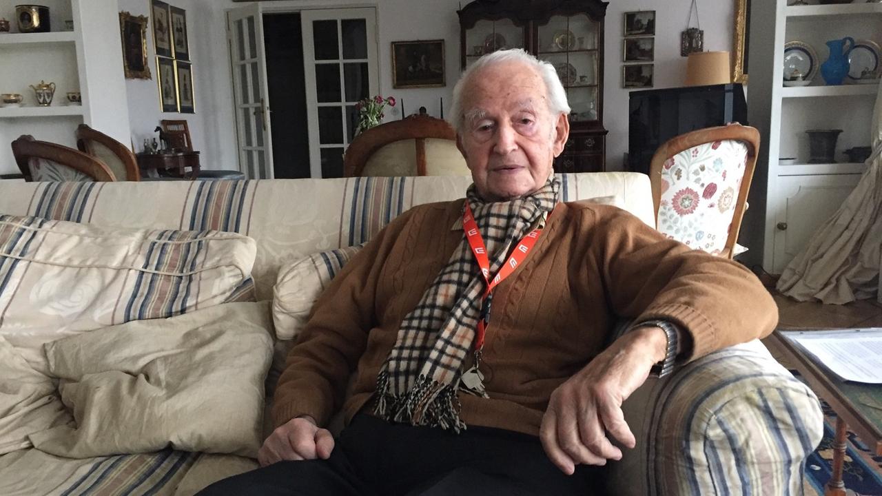 Leon Schwarzbaum sitzt auf dem Sofa im Wohnzimmer seiner Berliner Wohnung. Leon Schwarzbaum sitzt auf dem Sofa im Wohnzimmer seiner Berliner Wohnung.
