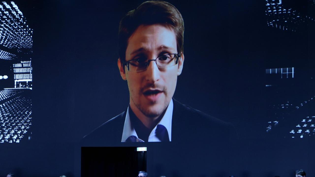 Der ehemalige US-Geheimdienstmitarbeiter Edward Snowden spricht in Hamburg während der Verleihung Henri-Nannen-Preis per Videobotschaft zu den Zuschauern. Der ehemalige US-Geheimdienstmitarbeiter Edward Snowden spricht in Hamburg während der Verleihung Henri-Nannen-Preis per Videobotschaft zu den Zuschauern.
