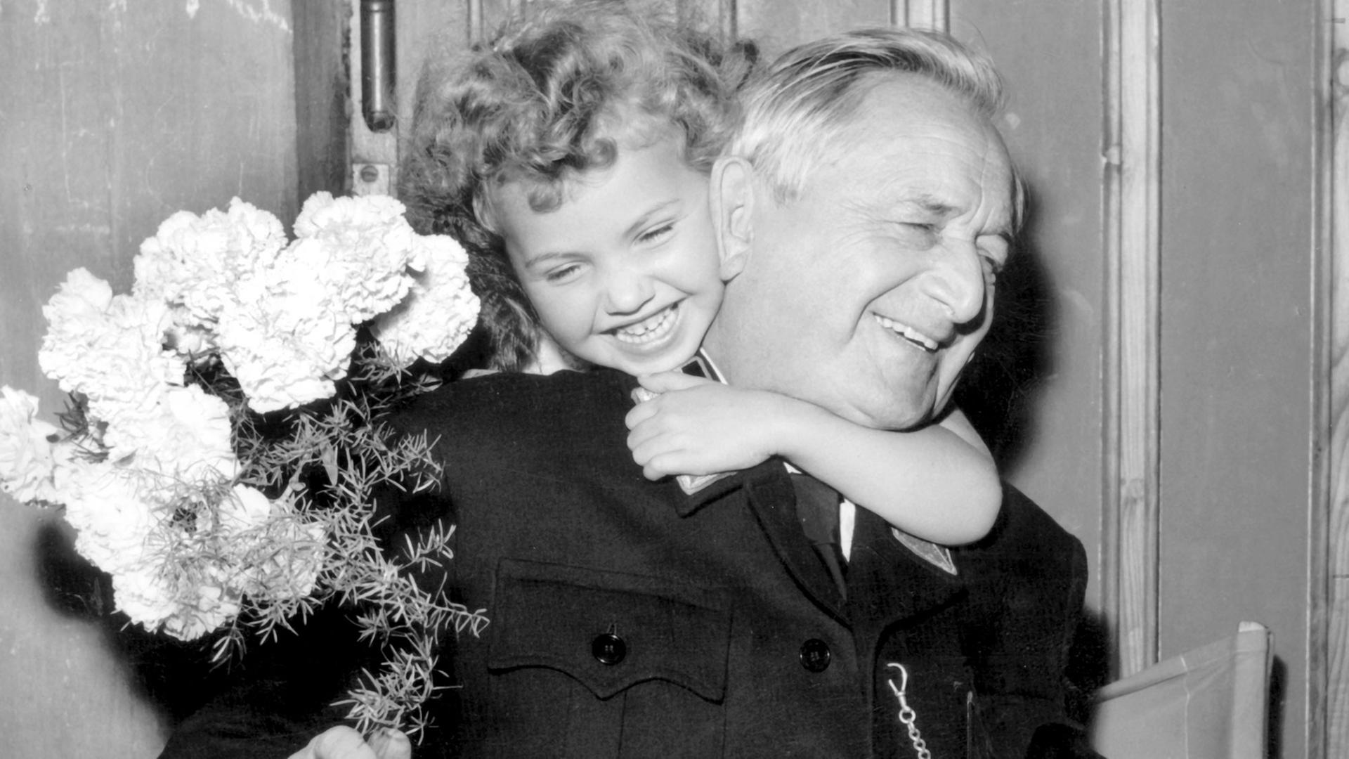 Der Schauspieler Hans Moser wird 1958 von seiner vierjährigen Filmpartnerin Cheryl Benard ("Der Sündenbock von Spatzenhausen") umarmt. Der Schauspieler Hans Moser wird 1958 von seiner vierjährigen Filmpartnerin Cheryl Benard ("Der Sündenbock von Spatzenhausen") umarmt.