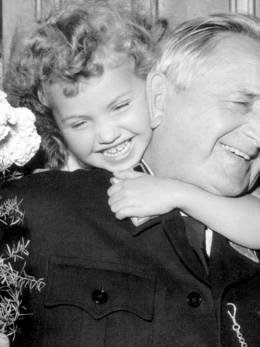 Der Schauspieler Hans Moser wird 1958 von seiner vierjährigen Filmpartnerin Cheryl Benard ("Der Sündenbock von Spatzenhausen") umarmt.