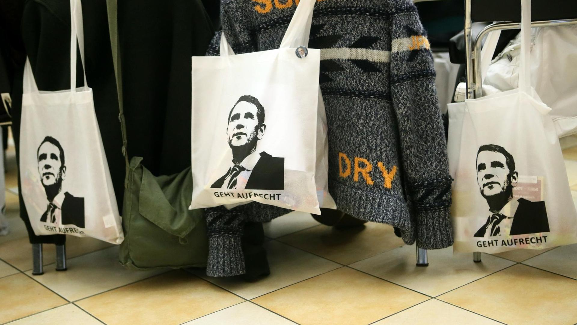 Stoffbeutel mit dem Foto des Landesvorsitzenden der AfD in Thüringen, Björn Höcke, hängen über Stuhllehnen beim Landesparteitag der AfD am 01.04.2017 in Berlstedt (Thüringen). Stoffbeutel mit dem Foto des Landesvorsitzenden der AfD in Thüringen, Björn Höcke, hängen über Stuhllehnen beim Landesparteitag der AfD am 01.04.2017 in Berlstedt (Thüringen).