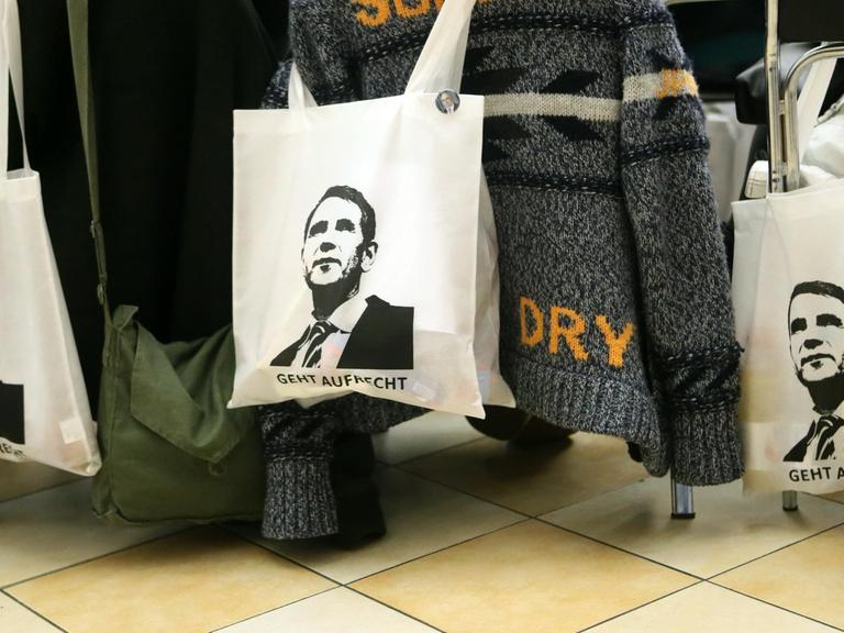 Stoffbeutel mit dem Foto des Landesvorsitzenden der AfD in Thüringen, Björn Höcke, hängen über Stuhllehnen beim Landesparteitag der AfD am 01.04.2017 in Berlstedt (Thüringen).