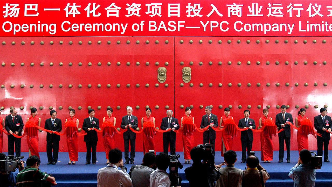 Die Eröffnung des Verbundstandorts in Nanjing von BASF und Sinopec 2005. Die Eröffnung des Verbundstandorts in Nanjing von BASF und Sinopec 2005.