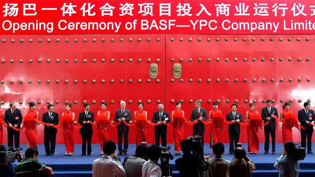 Die Eröffnung des Verbundstandorts in Nanjing von BASF und Sinopec 2005.