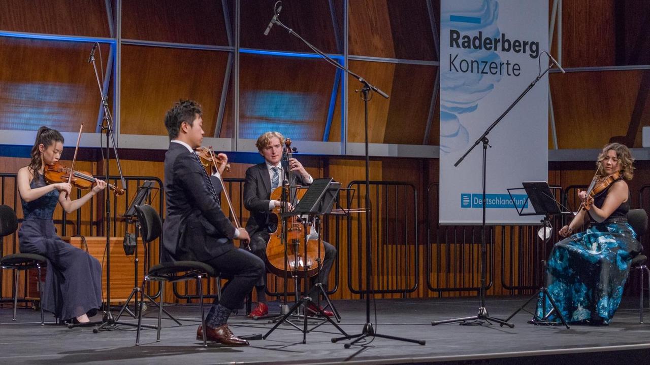 Das Viano String Quartet beim Raderbergkonzert: (v.l.) Lucy Wang, Hao Zhou, Aiden Kane, Tate Zawadiuk Das Viano String Quartet beim Raderbergkonzert: (v.l.) Lucy Wang, Hao Zhou, Aiden Kane, Tate Zawadiuk