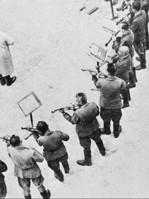 KZ-Janowska,Lemberg, Lagerorchester Nationalsozialismus: Konzentrationslager. - Konzentrationslager Janowska in Lem- berg (Lwow, Ukraine, Zwangsarbeits- lager und Durchgangslager): Das Lagerorchester. - Foto, 1943. |
