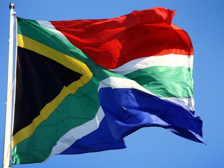 Eine südafrikanische Flagge, aufgenommen in Port Elizabeth, Südafrika