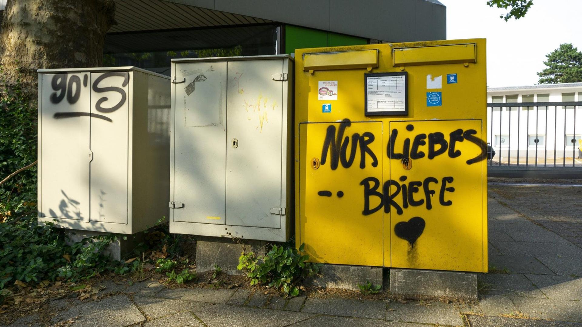 Briefkasten, Postkasten mit einem Spruch besprüht, Nur Liebesbriefe, Essen, NRW, Deutschland, Grafitti Briefkasten, Postkasten mit einem Spruch besprüht, Nur Liebesbriefe, Essen, NRW, Deutschland, Grafitti