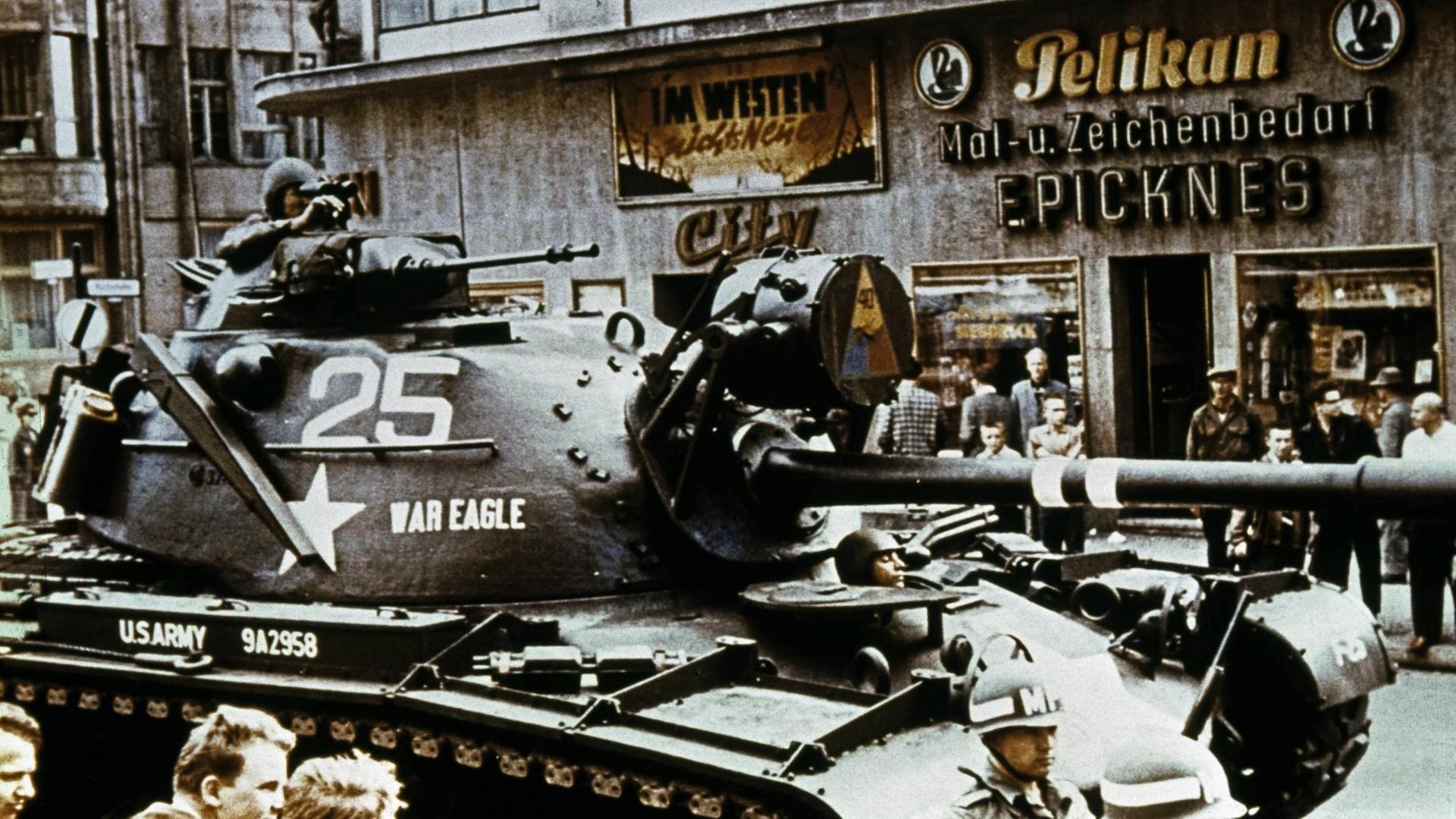 Ein US-Panzer steht am Checkpoint Charlie (1961)