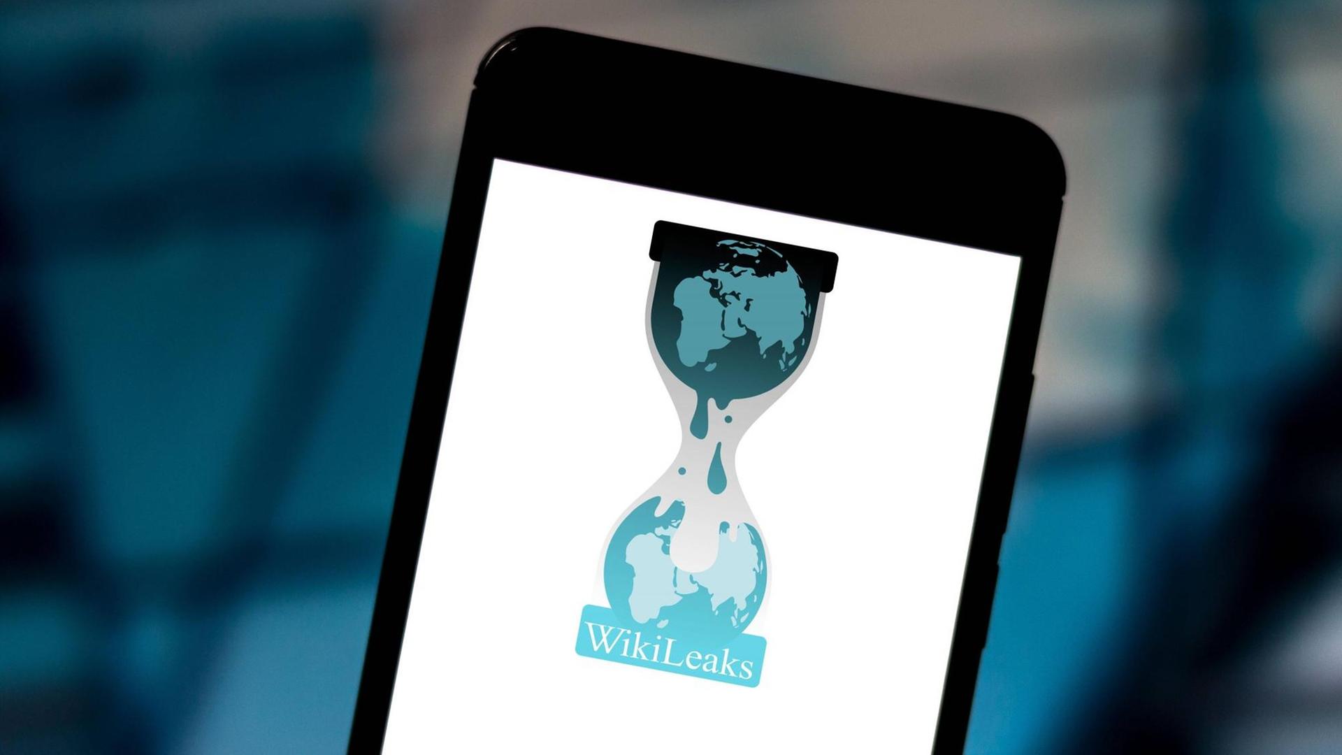 Auf einem Smartphone ist das Logo von WikiLeaks zu sehen. Auf einem Smartphone ist das Logo von WikiLeaks zu sehen.