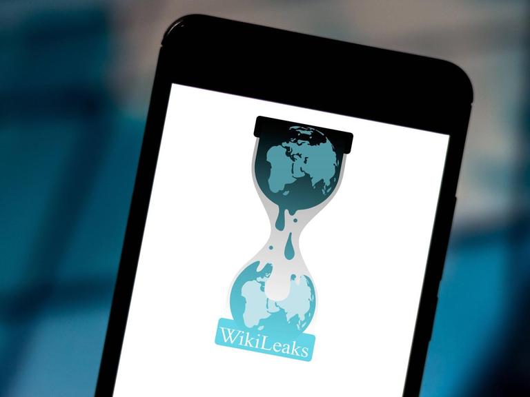 Auf einem Smartphone ist das Logo von WikiLeaks zu sehen.