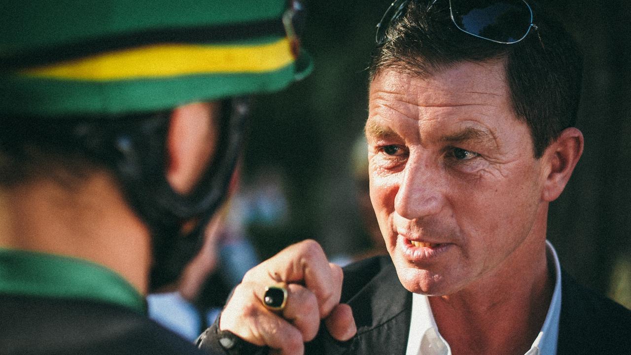 Trainer John Hillis gibt vor dem Rennen letzte Anweisungen. Trainer John Hillis gibt vor dem Rennen letzte Anweisungen.