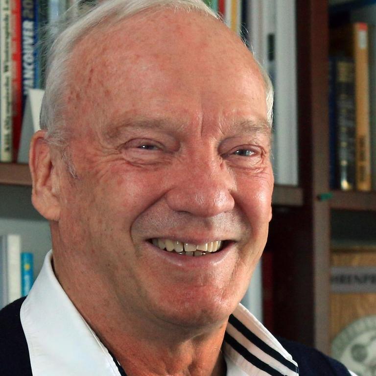 Der Magdeburger Ex-Fußballer und Sportfunktionär Hans-Georg Moldenhauer lächelt am 09.11.2016 in Magdeburg in seinem Arbeitszimmer. Der Magdeburger Ex-Fußballer und Sportfunktionär Hans-Georg Moldenhauer lächelt am 09.11.2016 in Magdeburg in seinem Arbeitszimmer.