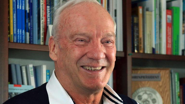 Der Magdeburger Ex-Fußballer und Sportfunktionär Hans-Georg Moldenhauer lächelt am 09.11.2016 in Magdeburg in seinem Arbeitszimmer. Der Magdeburger Ex-Fußballer und Sportfunktionär Hans-Georg Moldenhauer lächelt am 09.11.2016 in Magdeburg in seinem Arbeitszimmer.