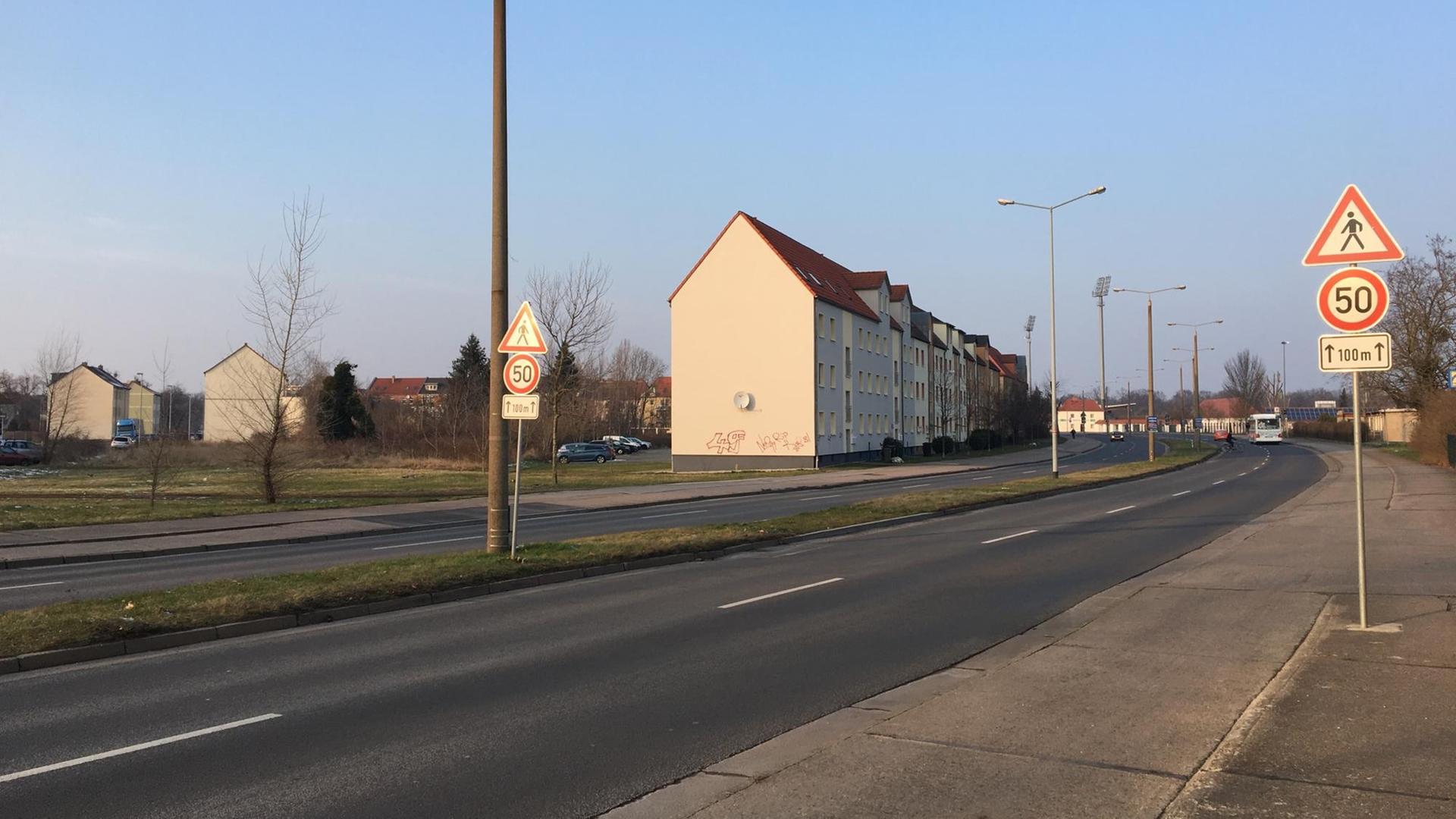 Ein Teilstück der früheren Ludwigshafener Straße in Dessau, das in Helmut-Kohl-Straße umbenannt wurde. Ein Teilstück der früheren Ludwigshafener Straße in Dessau, das in Helmut-Kohl-Straße umbenannt wurde.