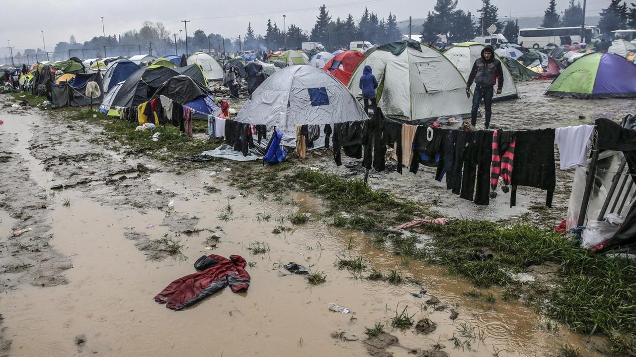 Schlamm und Regen setzen den schutzsuchenden Menschen in Idomeni zu. Schlamm und Regen setzen den schutzsuchenden Menschen in Idomeni zu.