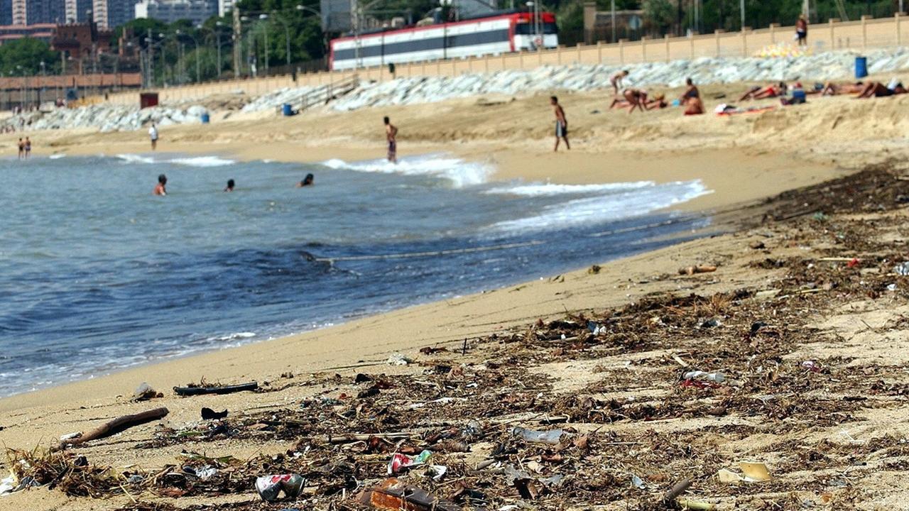 Nach Unwettern angeschwemmter Unrat hat den El Masnou Strand in Barcelona verdreckt, Nach Unwettern angeschwemmter Unrat hat den El Masnou Strand in Barcelona verdreckt,