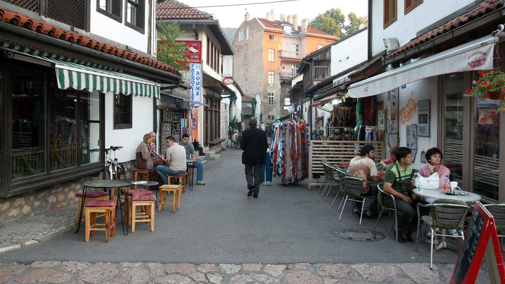 Blick in eine Altstadtgasse von Sarajevo, der Hauptstadt von Bosnien und Herzegowina Blick in eine Altstadtgasse von Sarajevo, der Hauptstadt von Bosnien und Herzegowina
