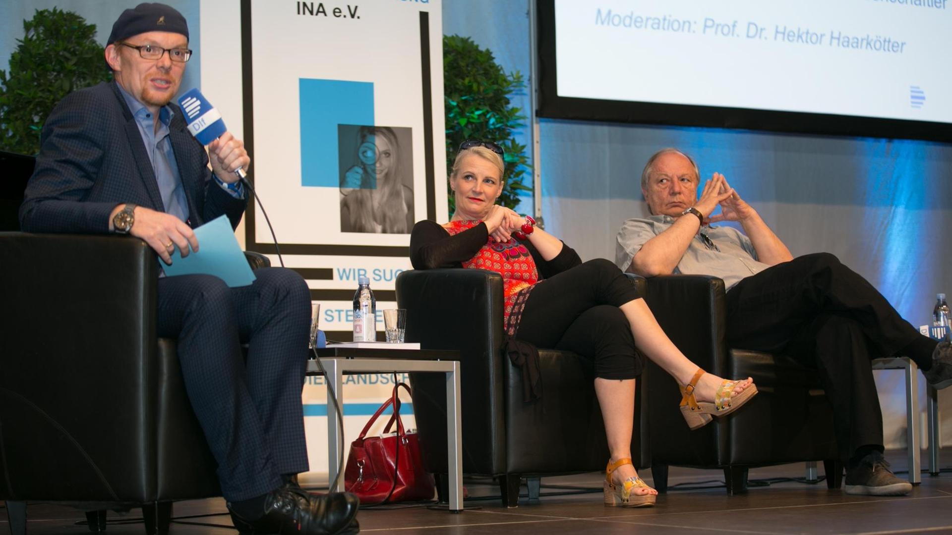 Diskussionsrunde beim 3. Kölner Forum für Journalismuskritik: Hektor Haarkötter, Barbara Ruscher und Wilfried Schmickler (v.l.n.r.) Diskussionsrunde beim 3. Kölner Forum für Journalismuskritik: Hektor Haarkötter, Barbara Ruscher und Wilfried Schmickler (v.l.n.r.)