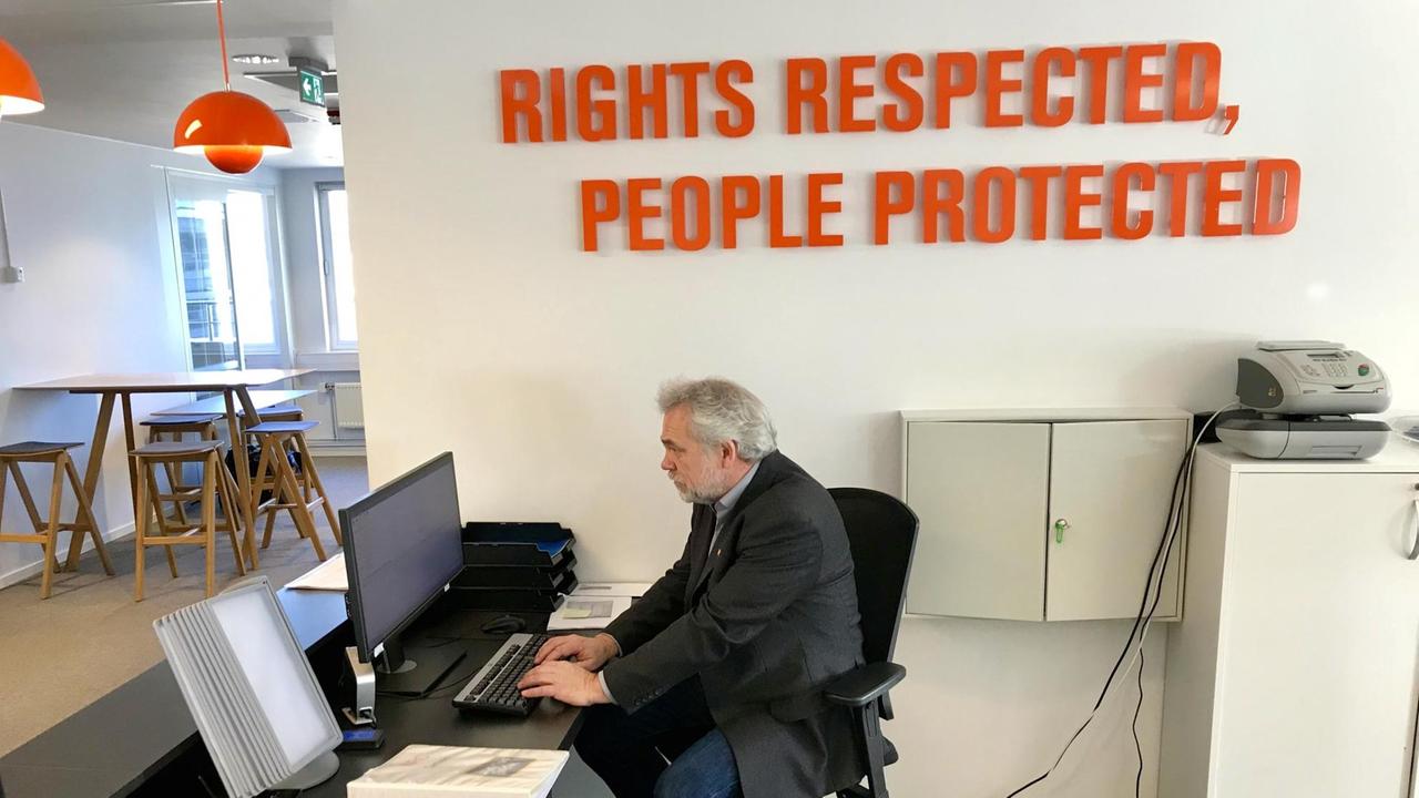 Pål Nesse, Chefberater des Norwegischen Flüchtlingsrats: "Unsere Regierung weigert sich, das Flüchtlingsproblem auf europäischer Ebene zu lösen". Pål Nesse, Chefberater des Norwegischen Flüchtlingsrats: "Unsere Regierung weigert sich, das Flüchtlingsproblem auf europäischer Ebene zu lösen".