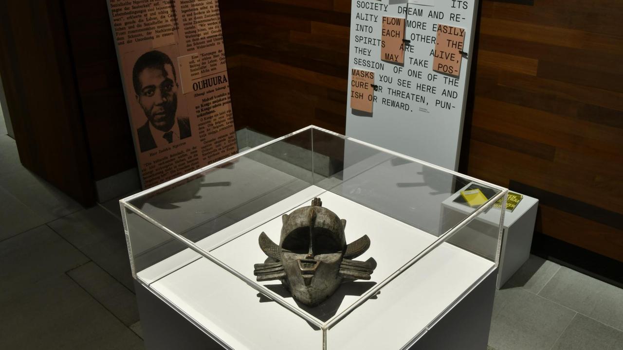 Eine afrikanische Maske aus dem Archiv in Marbach liegt in einer Vitrine.