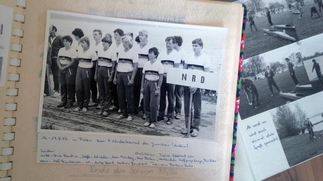 Ein Fotoalbum mit Bildern aus der sportlichen Karriere der DDR-Kanutin Kerstin Spiegelberg