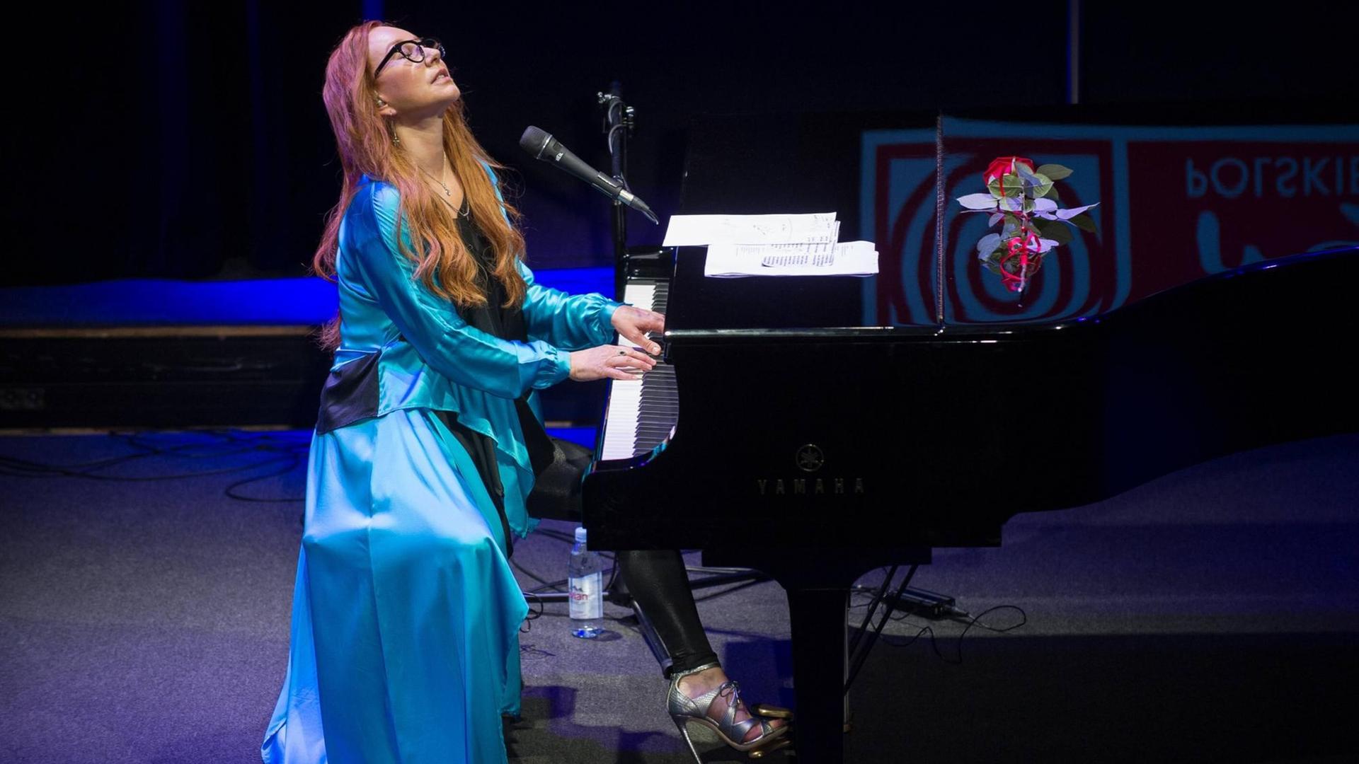 Tori Amos am Flügel bei einem Konzert im August 2017 in Warschau. Tori Amos am Flügel bei einem Konzert im August 2017 in Warschau.