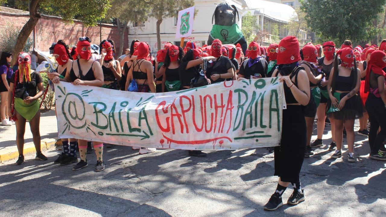 "Baila Capucha Baila" laufen los zum Protest "Baila Capucha Baila" laufen los zum Protest