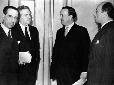 Unterhändler bei der Londoner Schuldenkonferenz (v.l.n.r): Sir George Rendel (Großbritannien), Warren Lee Pearson (USA), Hermann Abs (BRD) und François Didier Gregh (Frankreich) Unterhändler bei der Londoner Schuldenkonferenz (v.l.n.r): Sir George Rendel (Großbritannien), Warren Lee Pearson (USA), Hermann Abs (BRD) und François Didier Gregh (Frankreich)