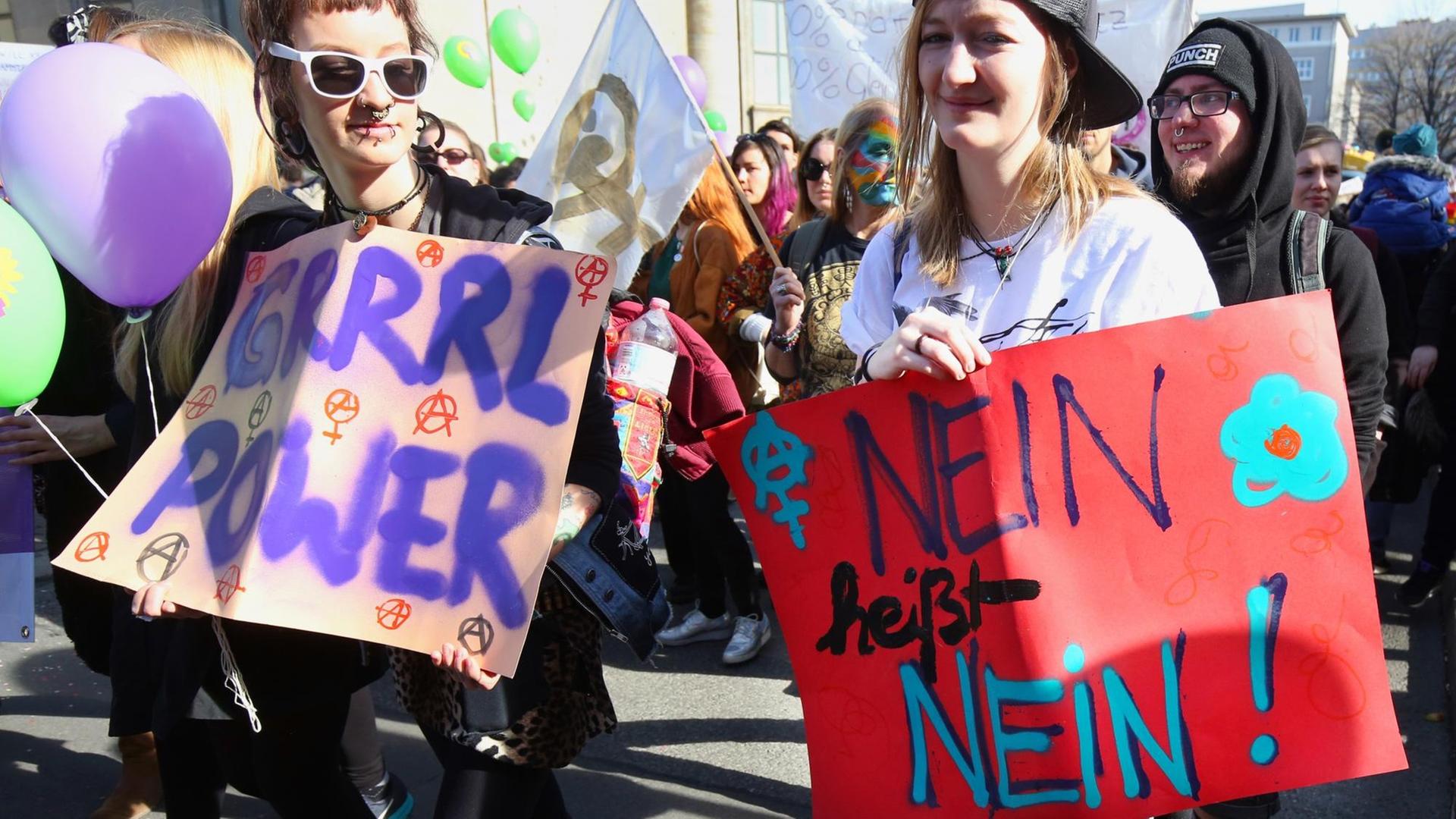 Bei einer Demonstration werben Frauen für das Prinzip "Nein heißt Nein" im Sexualstrafrecht. Bei einer Demonstration werben Frauen für das Prinzip "Nein heißt Nein" im Sexualstrafrecht.