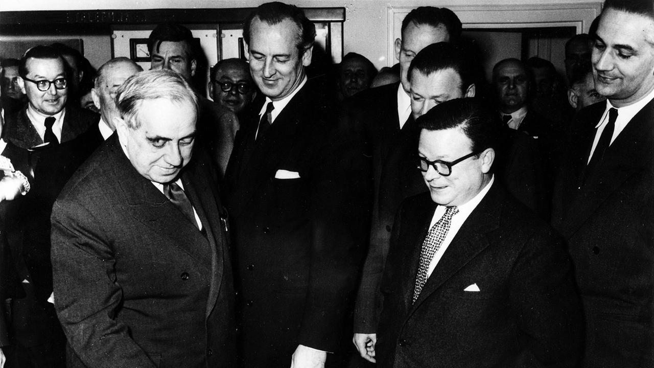 Einweihung des 300 kW-MW-Sender am 15.1.1953 durch Ernst Reuter, Regierender Bürgermeister von Berlin. Einweihung des 300 kW-MW-Sender am 15.1.1953 durch Ernst Reuter, Regierender Bürgermeister von Berlin.