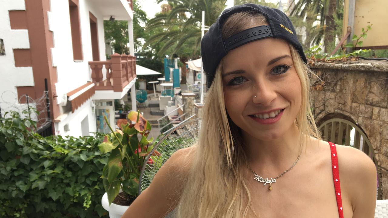 Begegnung mit einem Ballermann-Star: Mia Julia singt im Bierkönig. Begegnung mit einem Ballermann-Star: Mia Julia singt im Bierkönig.