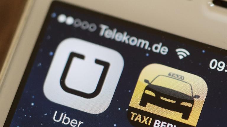 Die Handy-Apps "Uber" und "Taxi Berlin" sind am 11.06.2014 auf einem Smartphone in Berlin zu sehen. Die Handy-Apps "Uber" und "Taxi Berlin" sind am 11.06.2014 auf einem Smartphone in Berlin zu sehen.