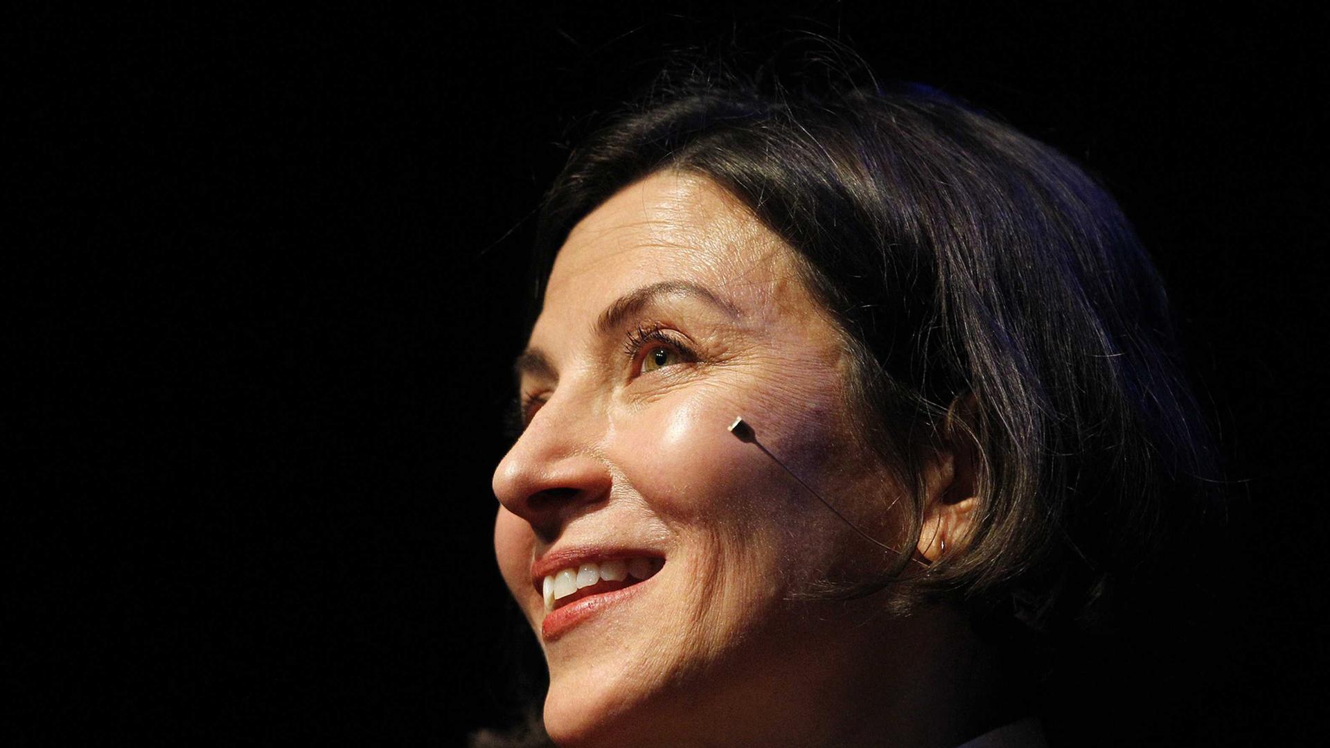 Die US-Schriftstellerin Donna Tartt auf einer Lesung ihres Romans "Der Distelfink" am 22. September 2013 in Amsterdam. Die US-Schriftstellerin Donna Tartt auf einer Lesung ihres Romans "Der Distelfink" am 22. September 2013 in Amsterdam.