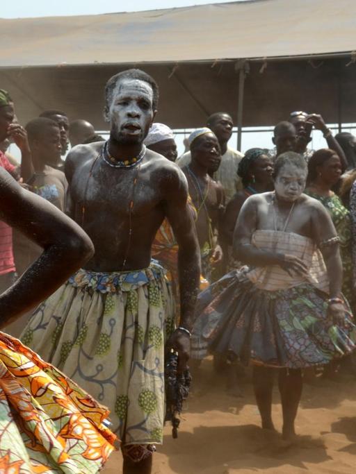 Frauen und Männer in traditioneller Kleidung tanzen am Strand von Ouidah an der Küste Benins am 10. Januar, dem offiziellen Voodoo-Tag.