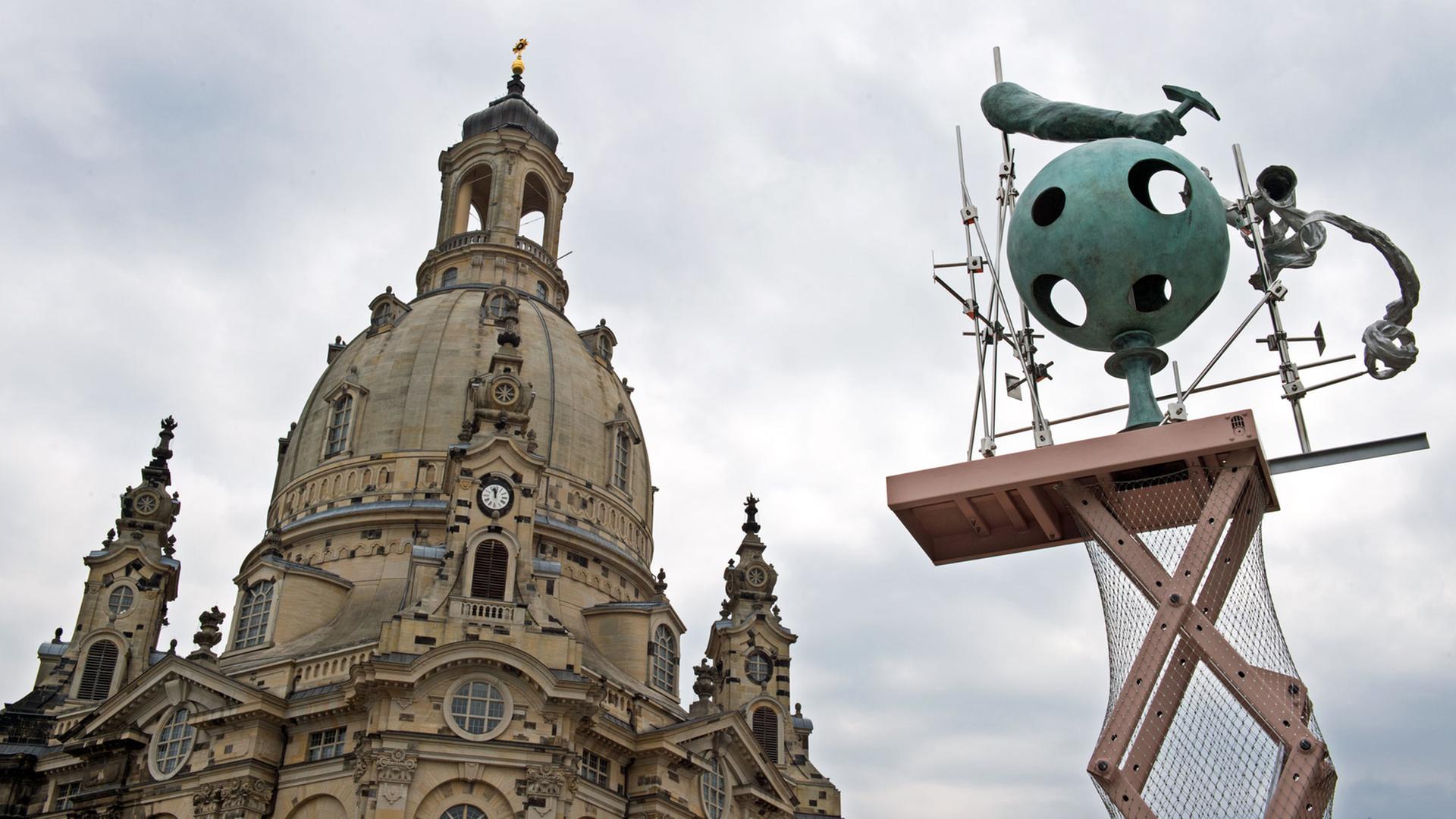Die Skulptur "Denkmal für den permanenten Neuanfang" ist am 25.04.2017 auf dem Neumarkt in Dresden (Sachsen) neben der Frauenkirche zu sehen. Die 7,46 Meter hohe Konstruktion aus Stahl, Bronze und Aluminium des Künstlerduos Heike Mutter und Ulrich Genth soll am selben Tag offiziell eingeweiht werden und bis 2019 auf dem Markt stehen. Die Skulptur "Denkmal für den permanenten Neuanfang" ist am 25.04.2017 auf dem Neumarkt in Dresden (Sachsen) neben der Frauenkirche zu sehen. Die 7,46 Meter hohe Konstruktion aus Stahl, Bronze und Aluminium des Künstlerduos Heike Mutter und Ulrich Genth soll am selben Tag offiziell eingeweiht werden und bis 2019 auf dem Markt stehen.