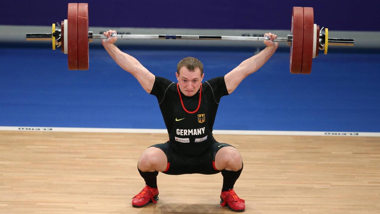 Gewichtheber Nico Müller in Aktion