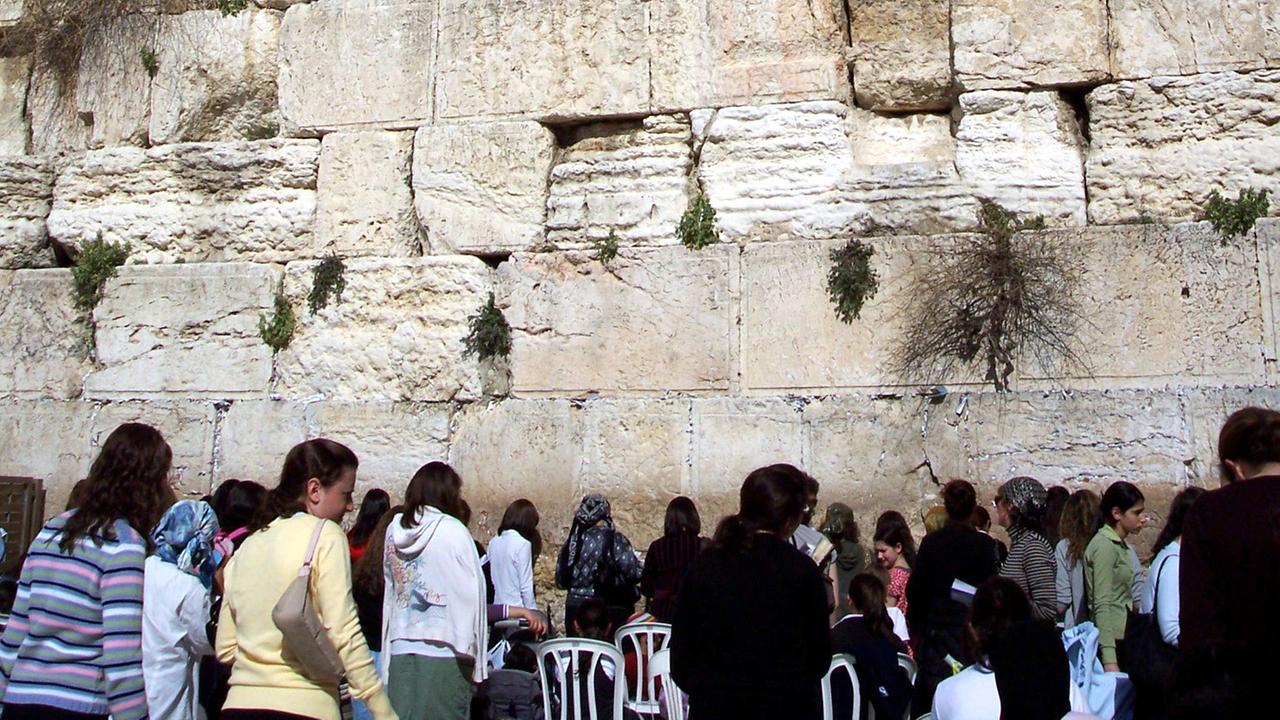 Frauen an der Klagemauer in Jerusalem Frauen an der Klagemauer in Jerusalem