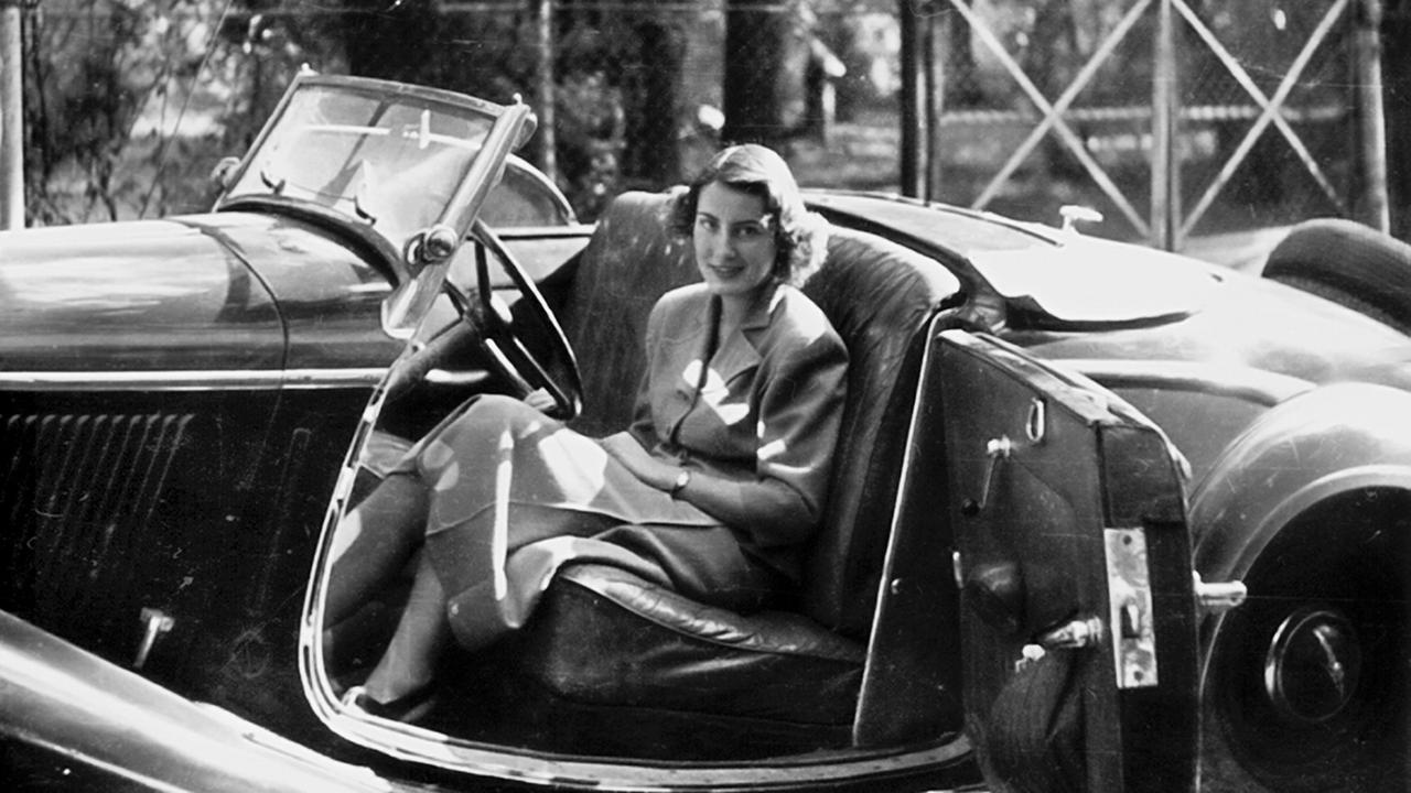 Julitta Schiele, Tochter des Brauereibesitzers Aleksander  Schiele im Dienstwagen, 1940er-Jahre.