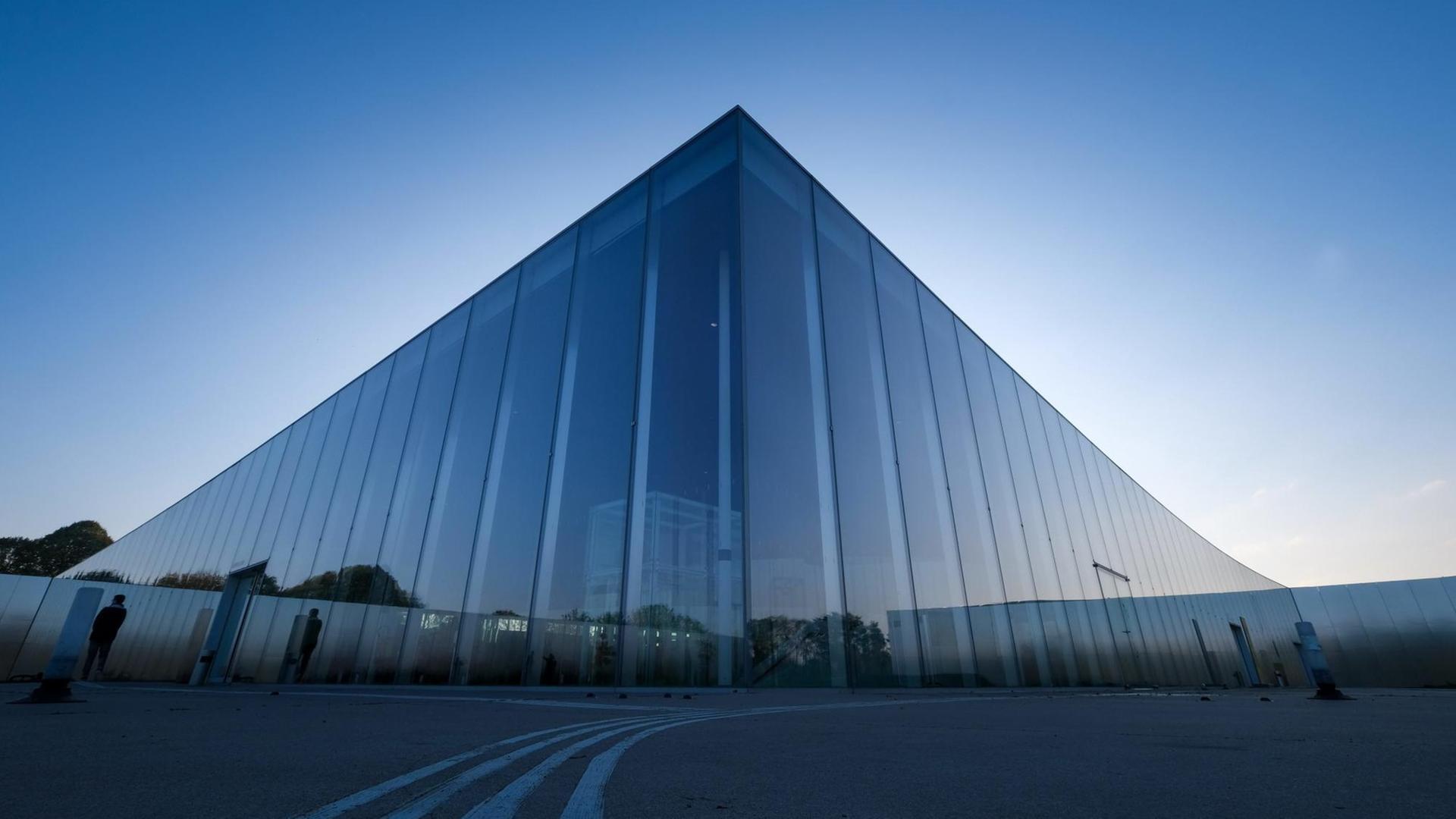 Das Louvre Lens mit seiner markanten Pyramidenoptik Das Louvre Lens mit seiner markanten Pyramidenoptik