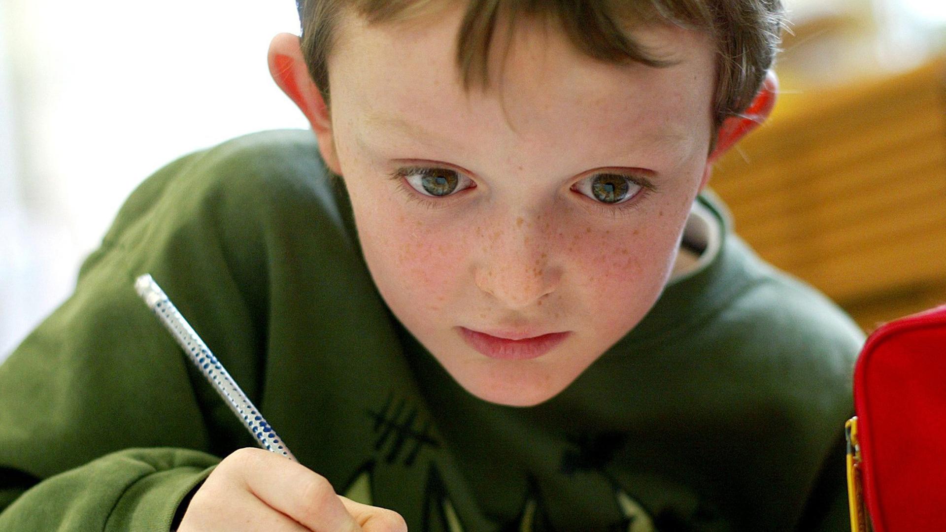 Ein Grundschüler beim Schreiben Ein Grundschüler beim Schreiben