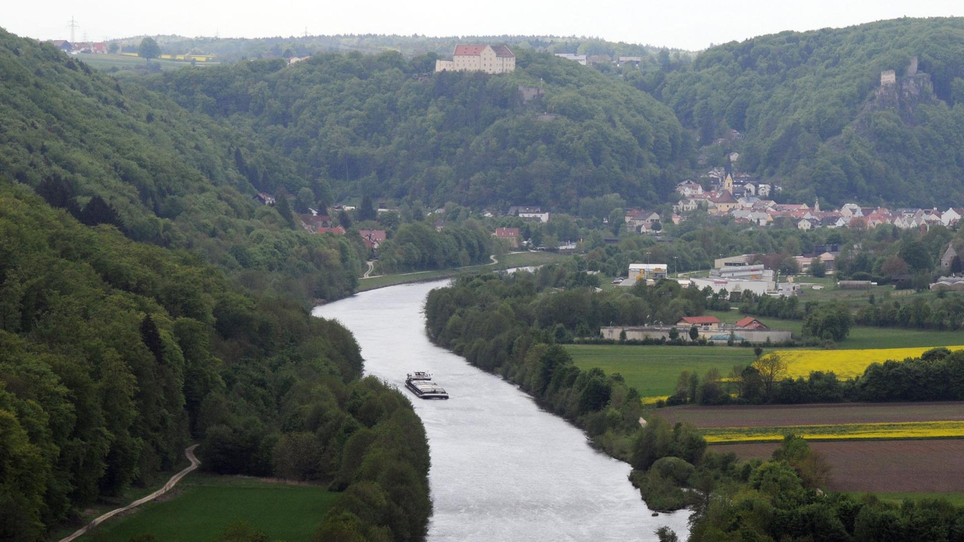 Ein Binnenfrachtschiff fährt fahren auf dem Main-Donau-Kanal im Altmühltal nahe Riedenburg (Niederbayern). Ein Binnenfrachtschiff fährt fahren auf dem Main-Donau-Kanal im Altmühltal nahe Riedenburg (Niederbayern).